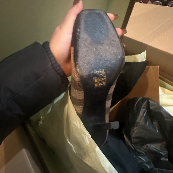 Burberry boots, worn once. It comes with the box, bag, authenticity card - Picture 7 of 10